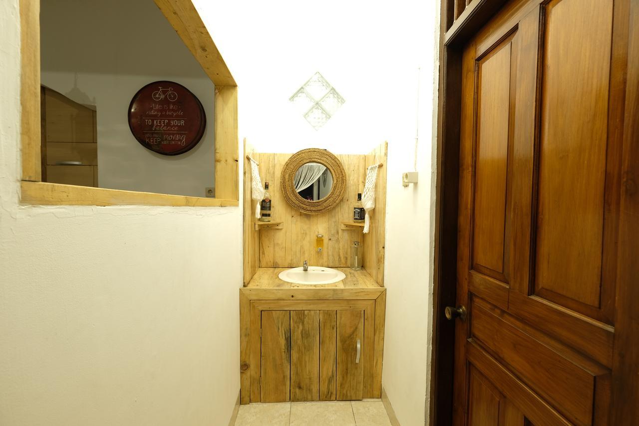 Wood Stone Hostel Γιογκιακάρτα Εξωτερικό φωτογραφία